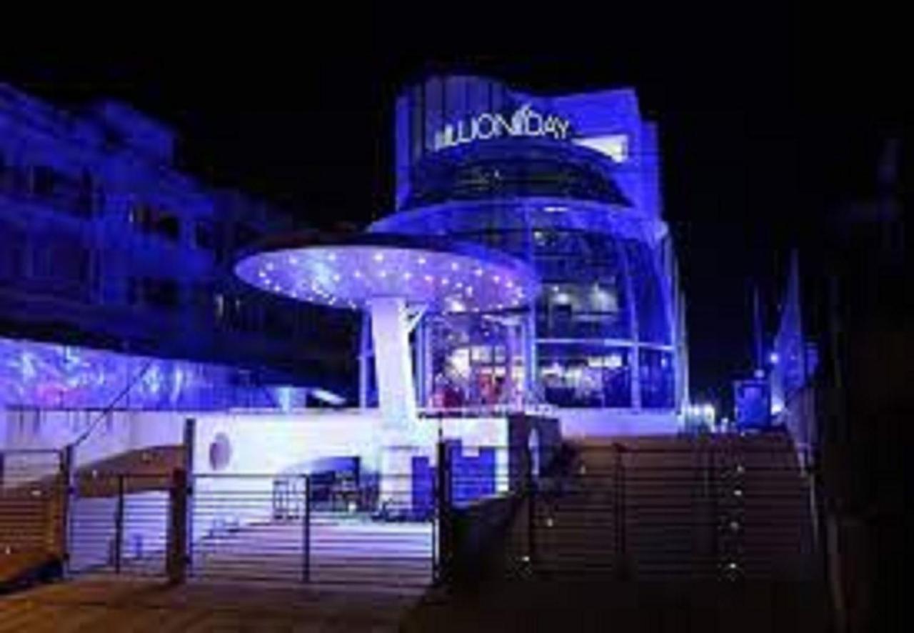 Hotel Millionday Майладутурай Екстериор снимка